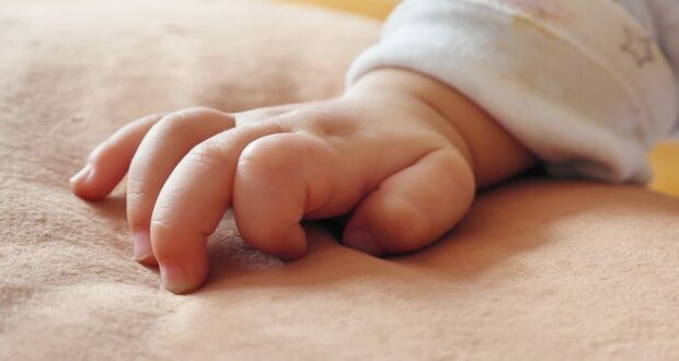 На Березнівщині неповнолітня дівчина народила дитину біля будинку