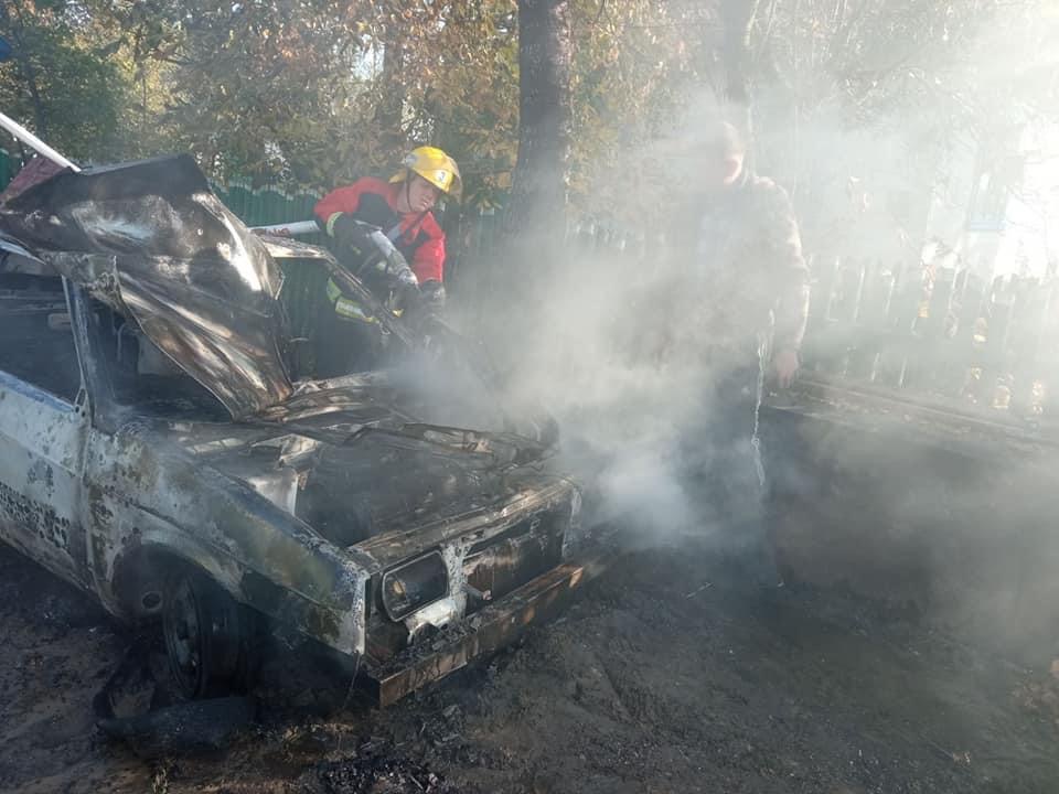 На Березнівщині у пожежі згорів автомобіль