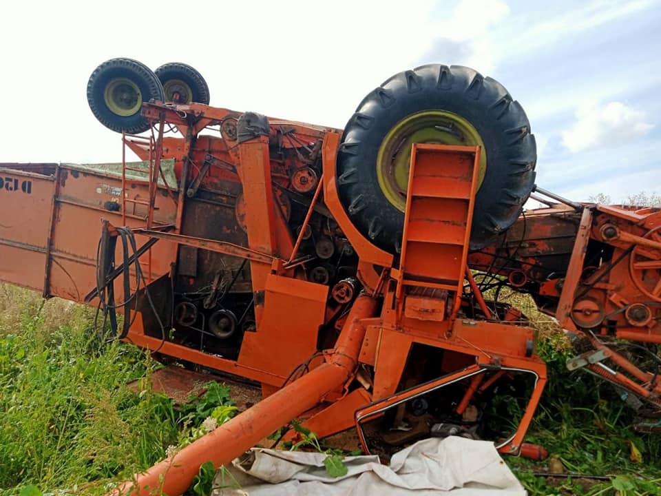 На Дубенщині перекинувся комбайн, селяни витягнули з-під нього водія (ФОТО)