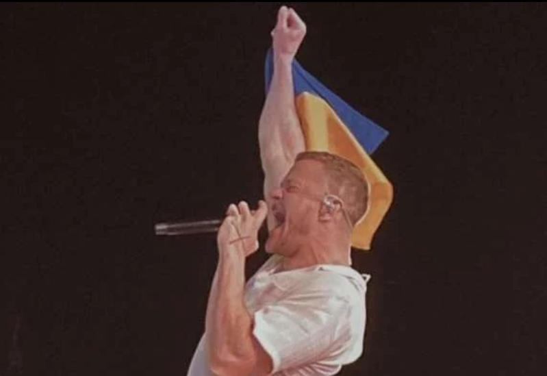 На концерті у Празі соліст Imagine Dragons підняв прапор України. Відео