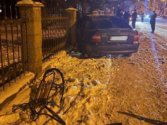 На Львівщині авто вилетіло на тротуар і збило сім'ю з двома дітьми