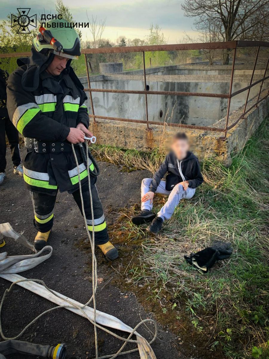  На Львівщині рятувальники витягнули 13-річного хлопчика із каналізаційного колектора