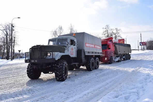 На Макарова  9 вантажівок зупинили рух транспорту