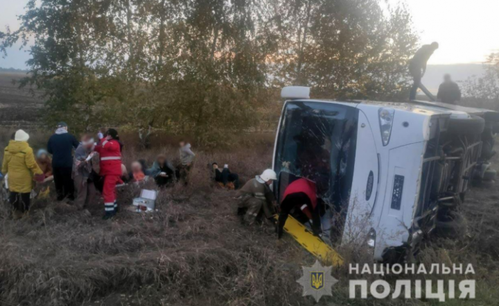На Полтавщині перекинувся автобус з пасажирами, постраждало 11 людей