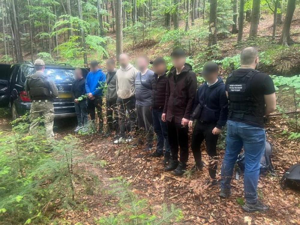 На позашляховику – до Румунії: чоловіки з Рівненщини намагалися втекти за кордон