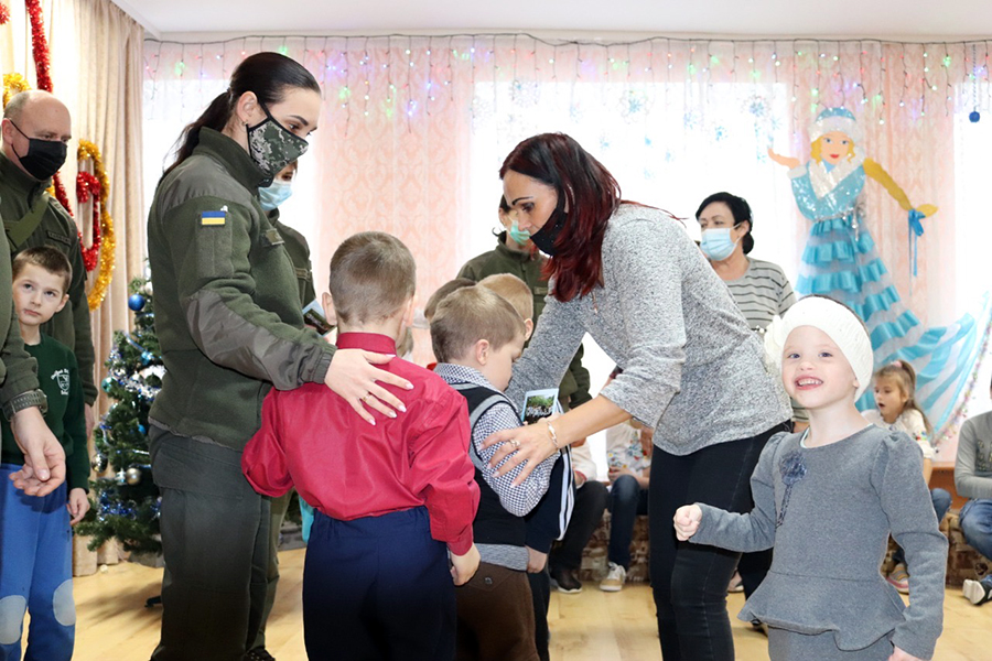 На Рівненщині діти реабілітаційного центру отримали подарунки від військовиків