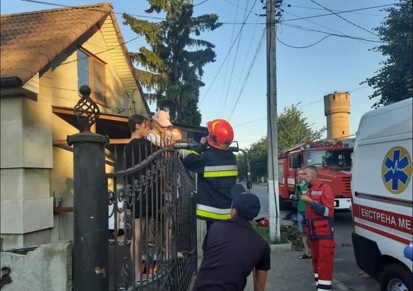 На Рівненщині дівчинка наштрикнулась на металевий паркан