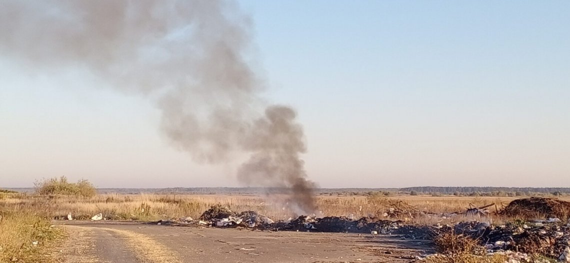 На Рівненщині горить стихійне сміттєзвалище (ФОТО)