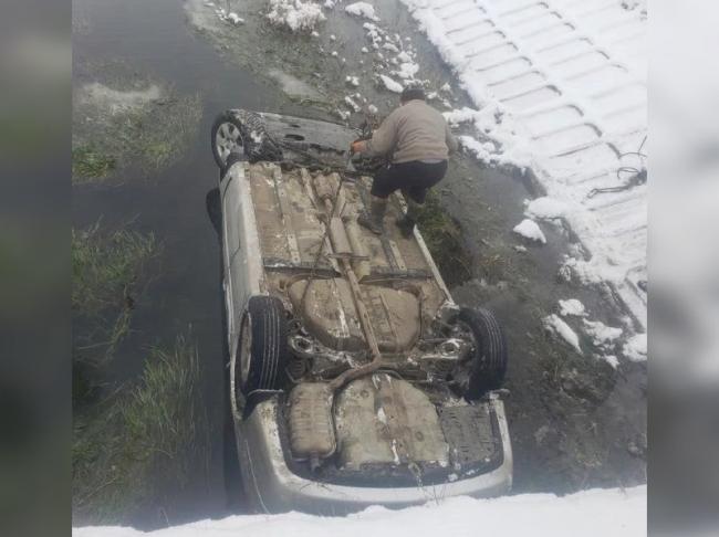 На Рівненщині із мосту у воду зірвалось авто (ФОТО)