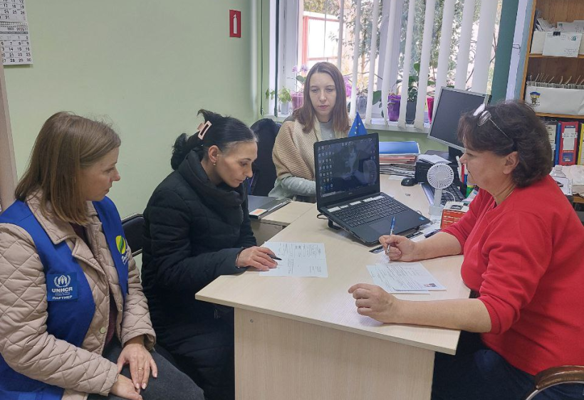 На Рівненщині переселенцям та бездомним допомагають оформити документи