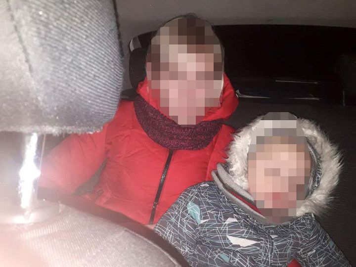 На Рівненщині поліцейські визволили з снігового полону жінку з дитиною