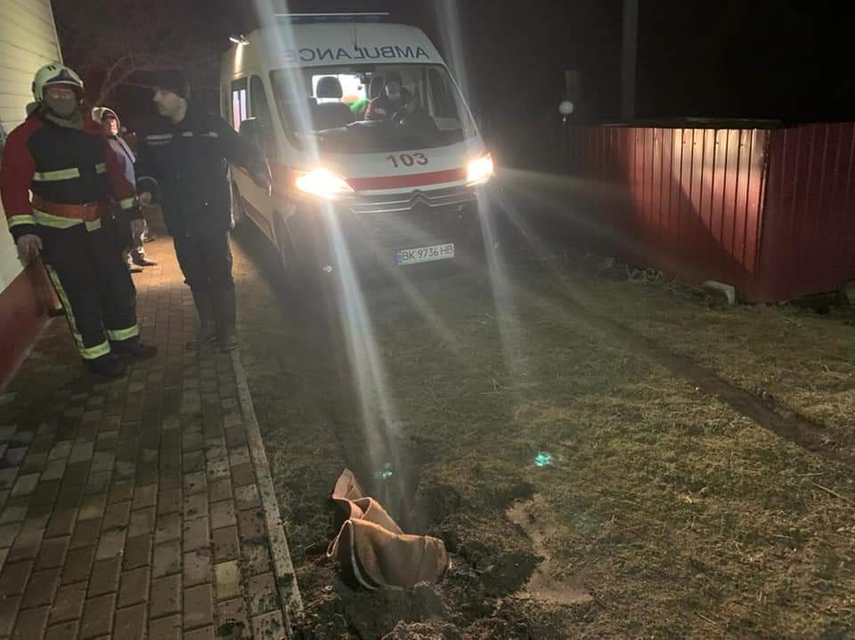На Рівненщині рятувальники визволили з пастки карету швидкої допомоги