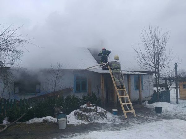 На Рівненщині спалахнула пожежа у приватному будинку