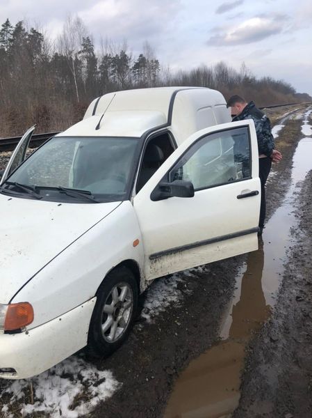 На Рівненщині спіймали «на гарячому» чоловіків, які зливали паливо з тепловоза