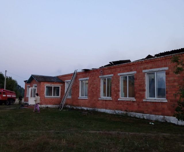На Рівненщині через удар блискавки горіла школа