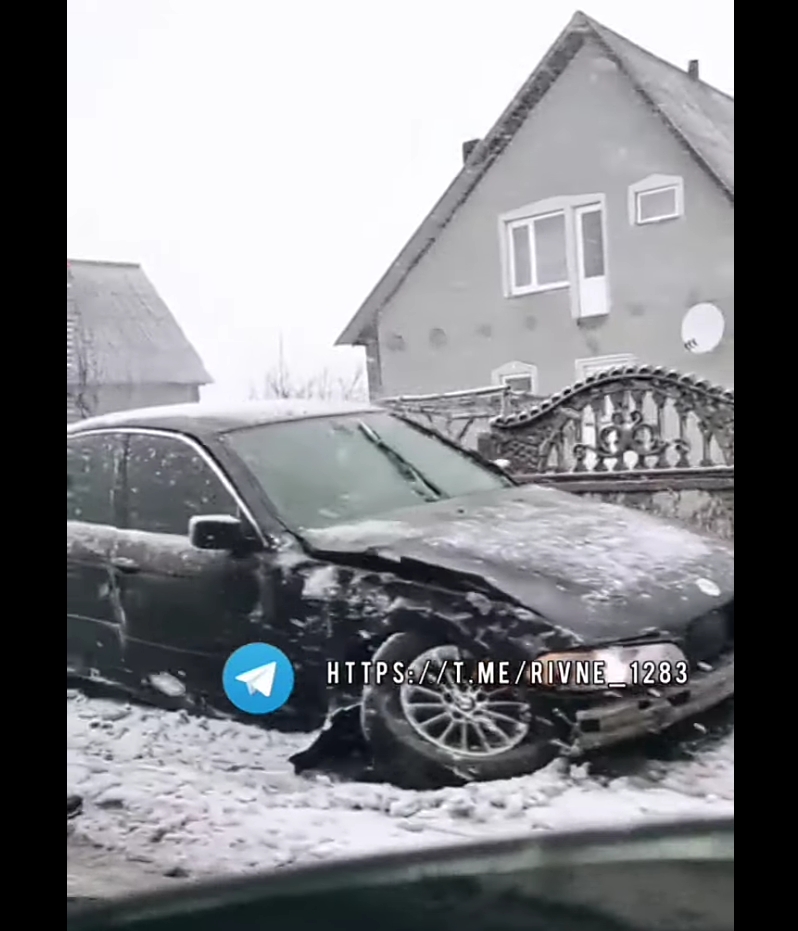 На Рівненщині водій легковика зніс частину бетонного паркану (ВІДЕО)