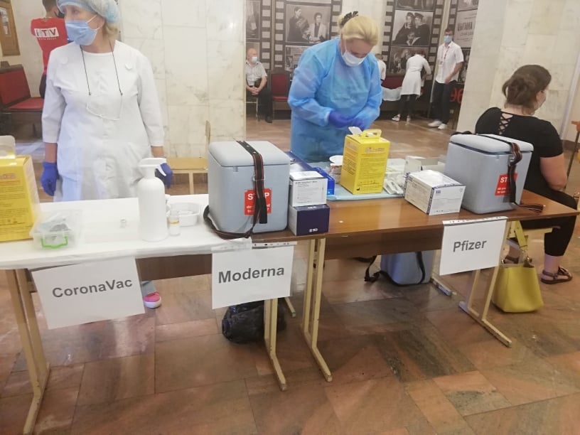 На Рівненщині за вихідні вакцину від COVID-19 отримали 1,5 тисячі людей