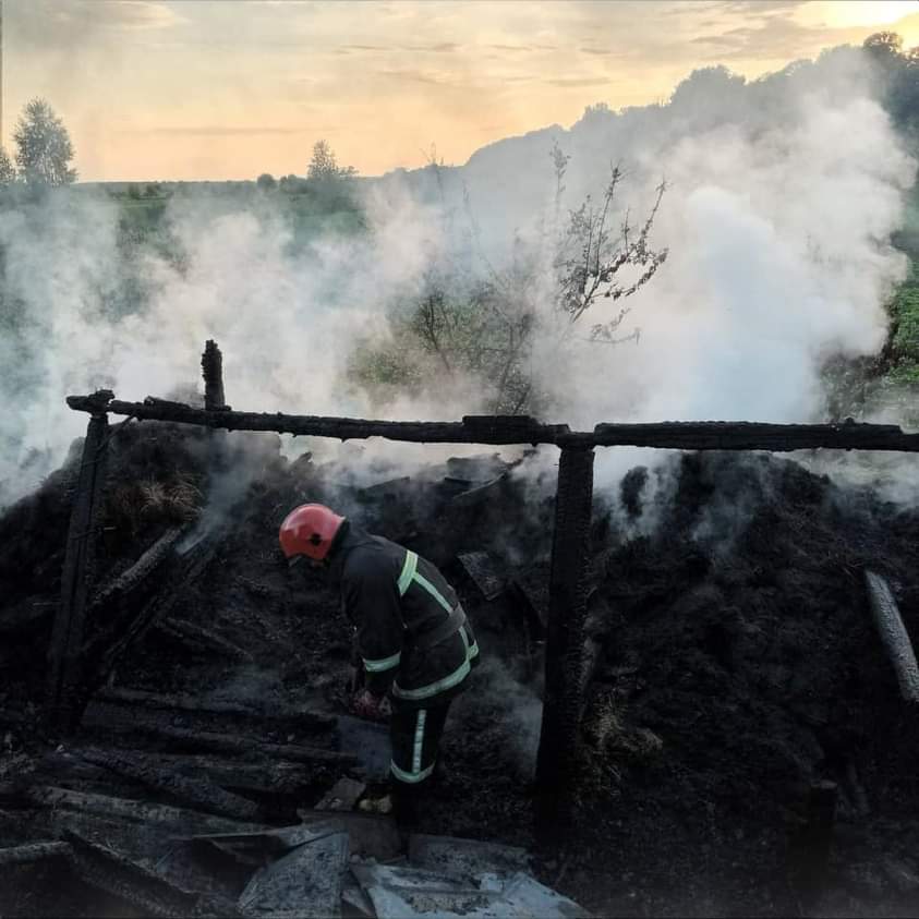 На Рівненщині згоріла господарська будівля та 2 тони сіна