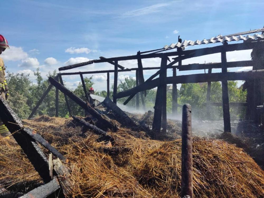 На Рівненщині згоріла господарська будівля з 2 тонами сіна