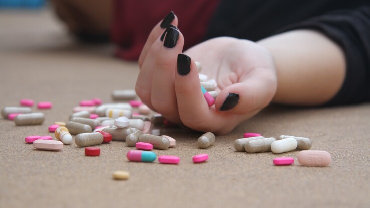 На Рокитнівщині неповнолітня дівчина наковталася таблеток