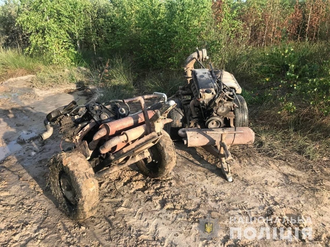 На Сарненщині поліцейські вилучили п’ять мотопомп та три авто у бурштинокопачів 