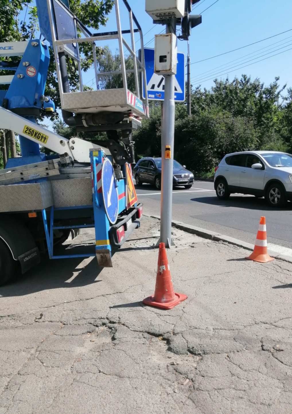 На вулицях Рівного ремонтували мережі освітлення та мили світлофори