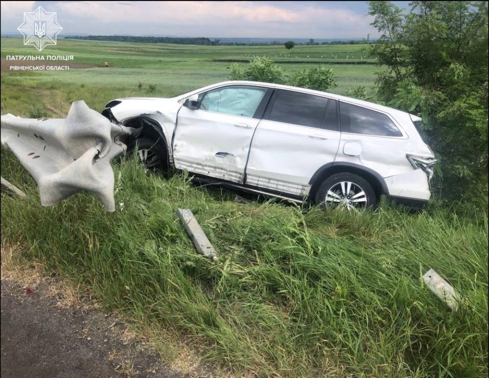 Наїхав на відбійник та злетів у кювет