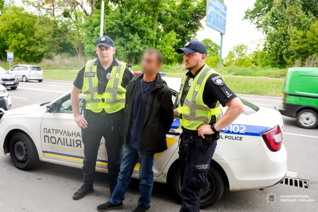 Напав з ножем на працівницю поштового відділення