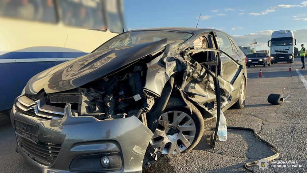 Не дотрималась дистанції: пошкоджені авто і лікарняне ліжко