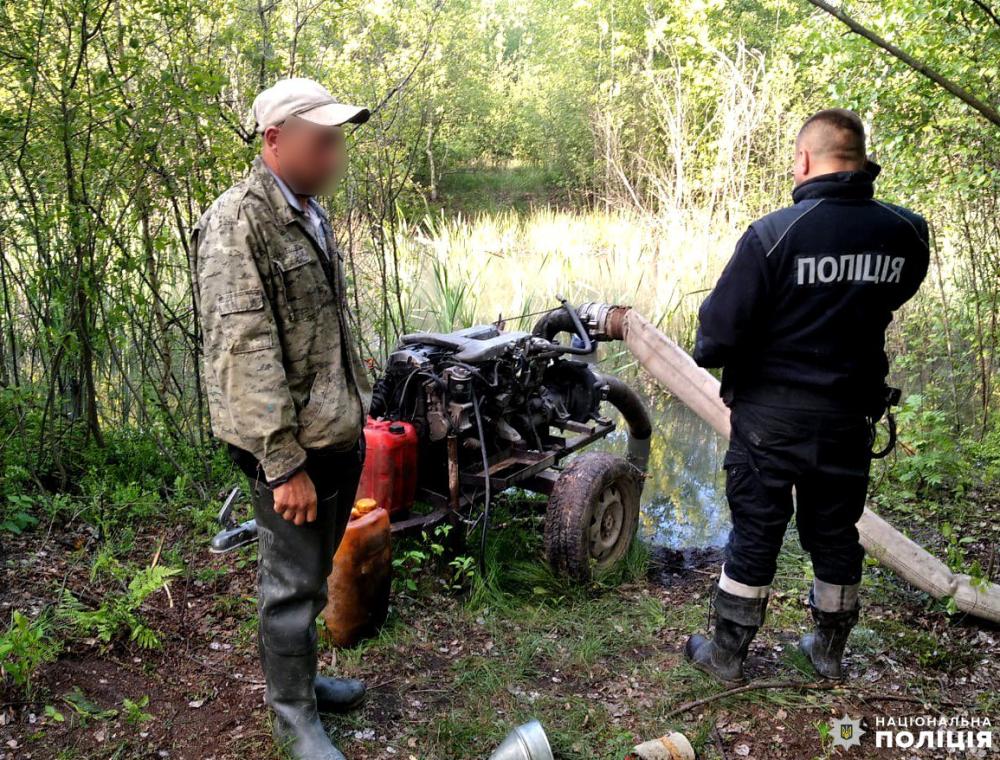 Не встиг втекти: поліцейські застали старателя під час видобутку бурштину