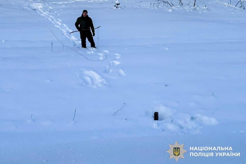 Неподалік залізничних колій на Рівненщині знайшли міни, які скинули 