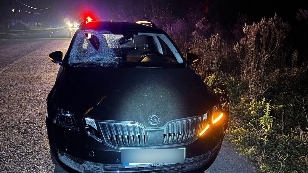 Обганяв автомобіль й збив пішохода