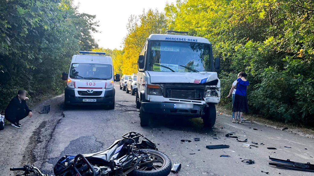 Об’їжджав яму: маршрутка збила мотоцикліста