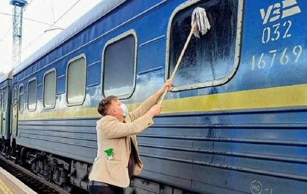 Обурений брудом іноземець помив вікно українського поїзда