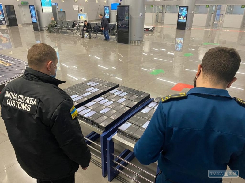 Одесит намагався таємно ввезти до України понад 200 iPhone у 4 валізах. Відео