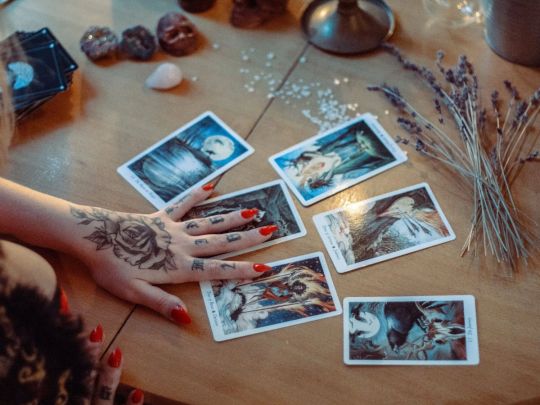 Овнам — «Колісниця» та рішучість, Левам — «Паж кубків» та несподівані ідеї: Таро-прогноз на 16 червня