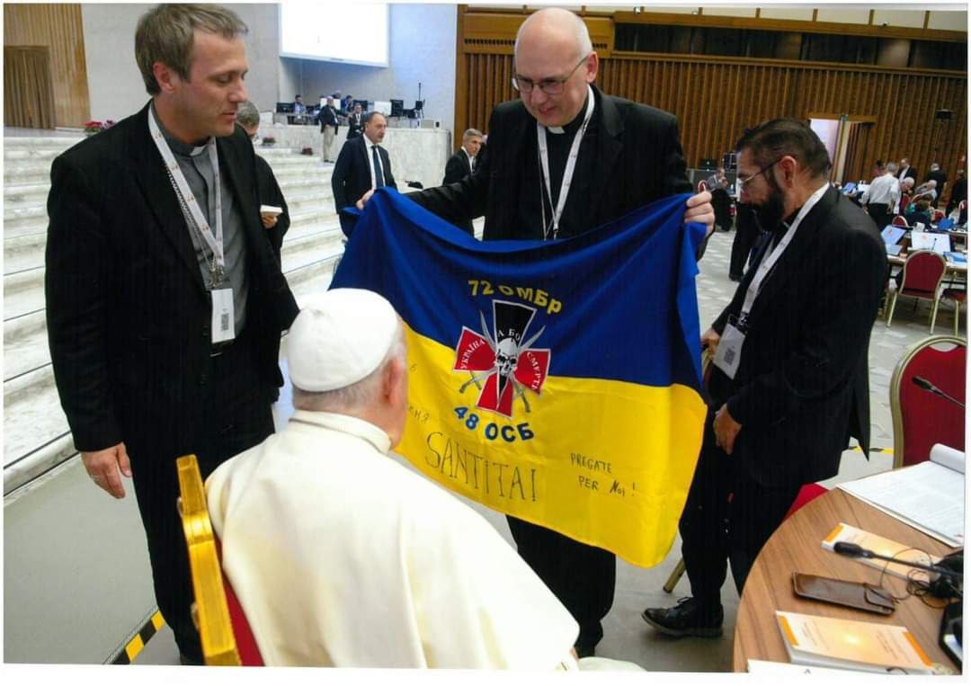 Папі Римському передали вишитий український прапор