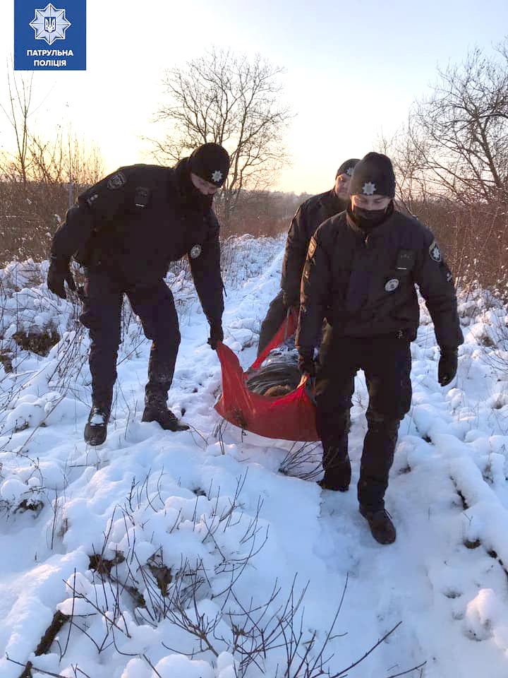 Патрульні врятували чоловіка, який замерзав у хащах на снігу