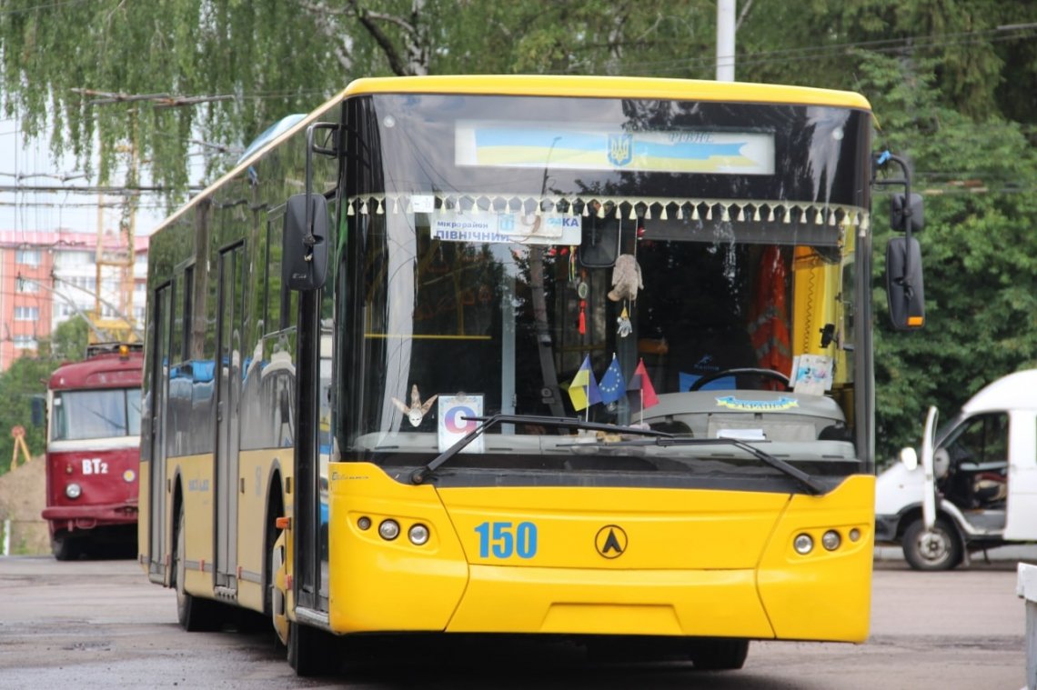 Пенсіонери просять змінити графік перевезень у міських тролейбусах