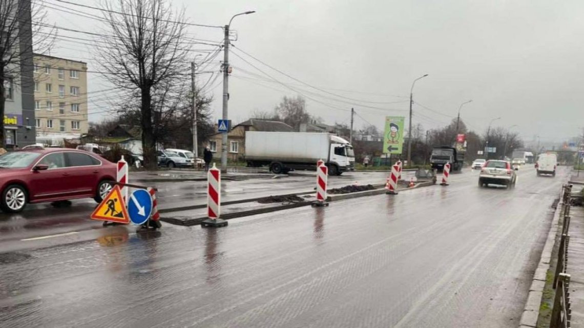 Перехід  буде безпечнішим: у Рівному встановлюють острівець безпеки