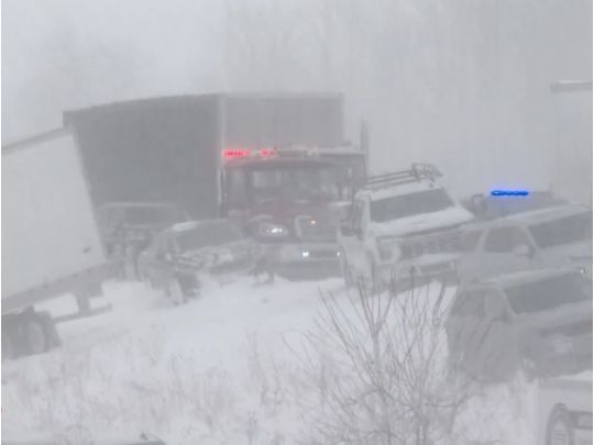 Під час хуртовини зіткнулися майже 100 авто