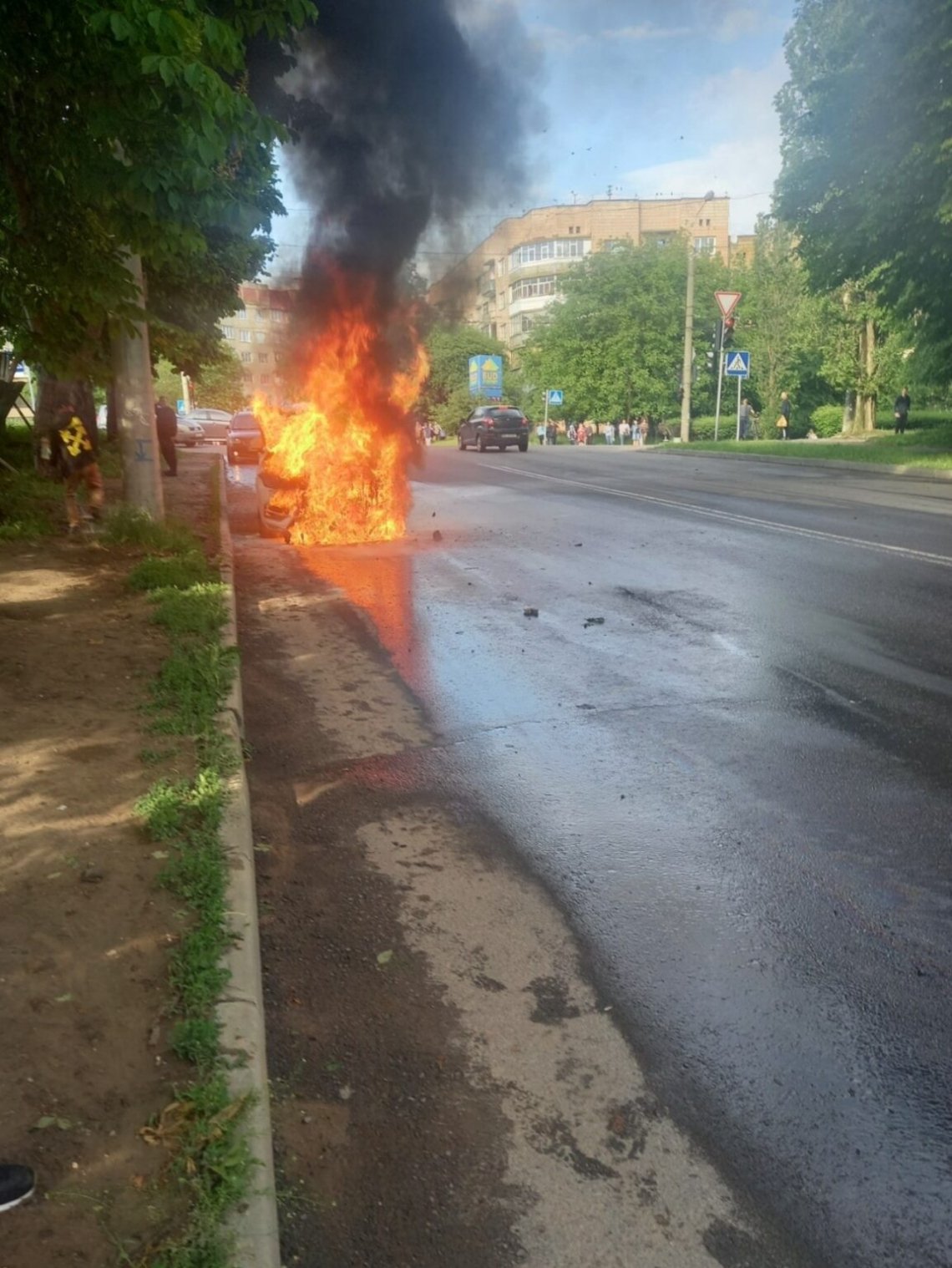 Під час руху у Рівному загорілася автівка