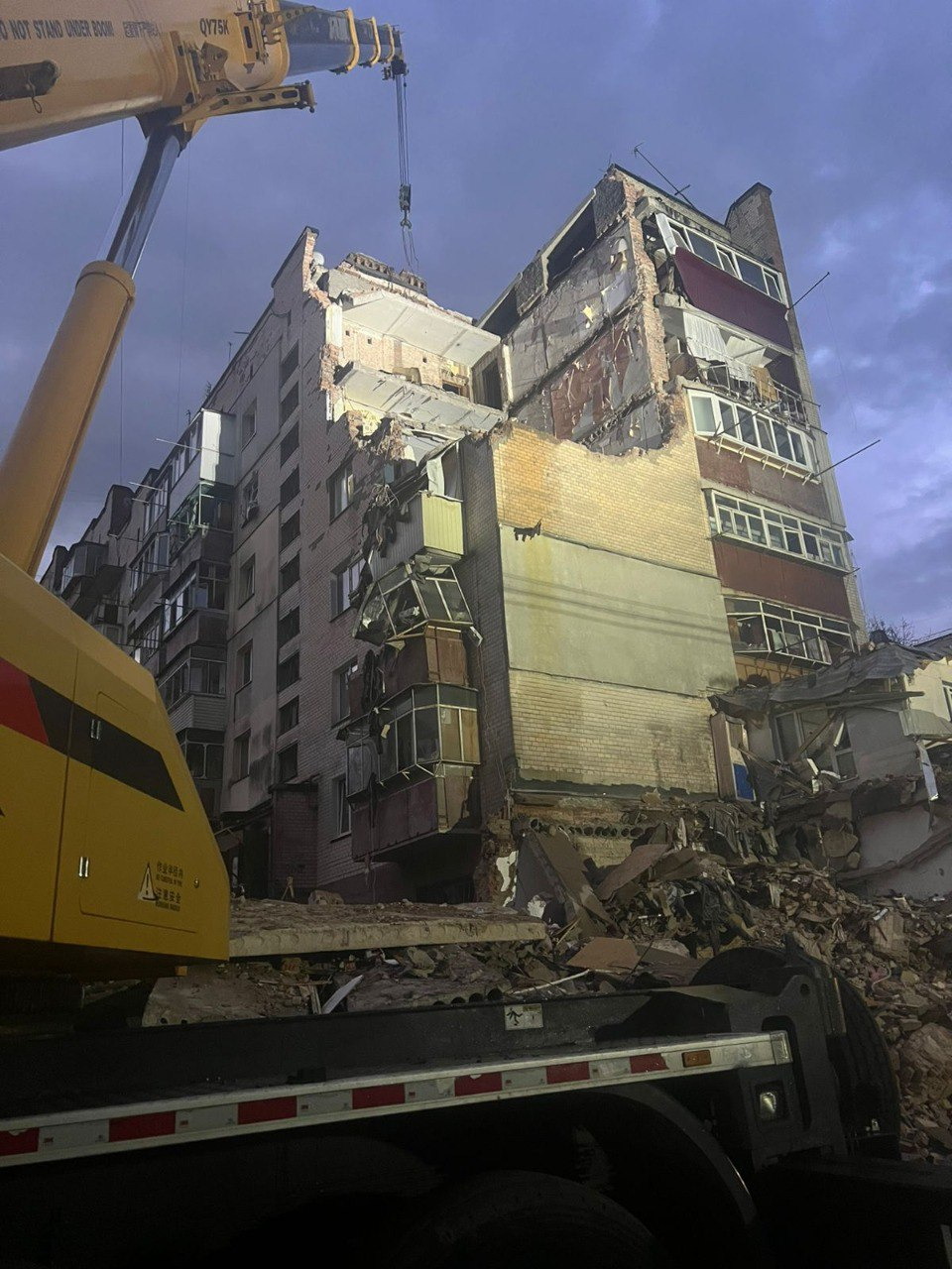 Під завалами багатоповерхівки у Хмельницькому знайшли тіла двох осіб