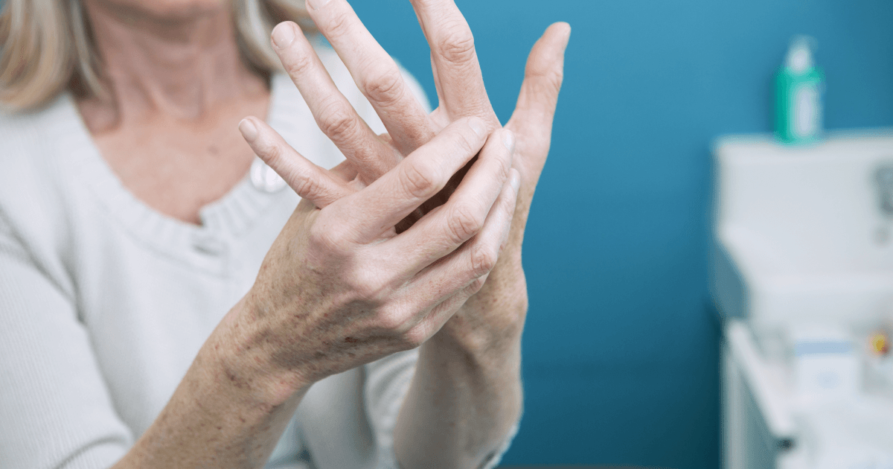Підкрадається непомітно: лікарі назвали ранні симптоми артриту