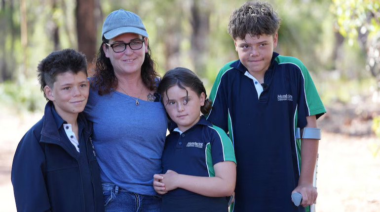 Підліток чотири години плив через бурхливе море, щоб урятувати матір, брата і сестру