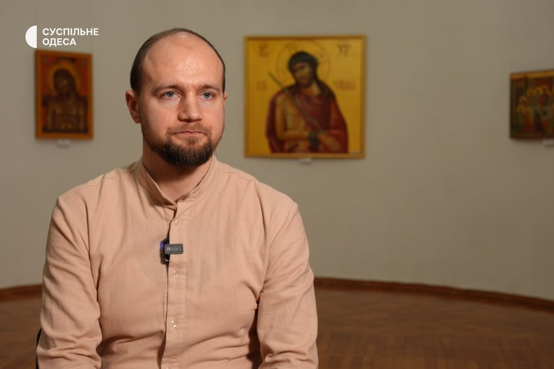  Пише ікони та допомагає побратимам