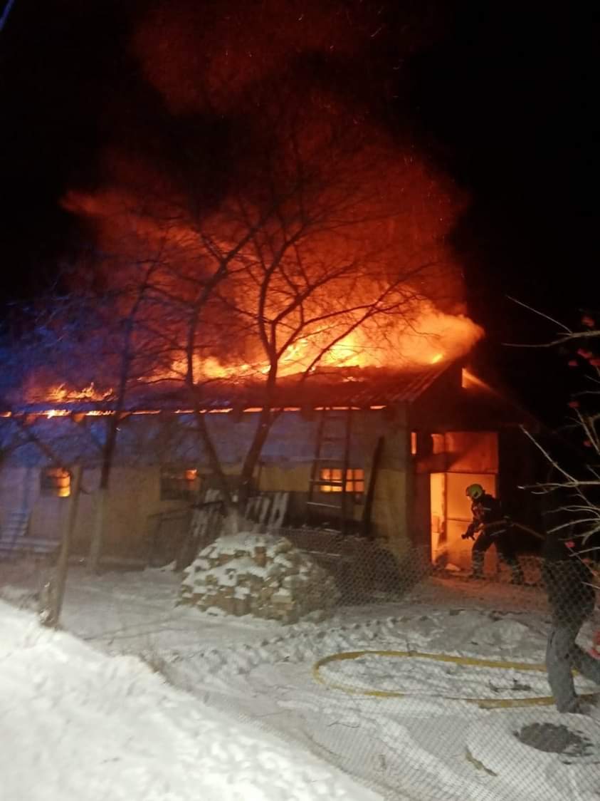 Поблизу Рівного вогонь знищив дах житлового будинку