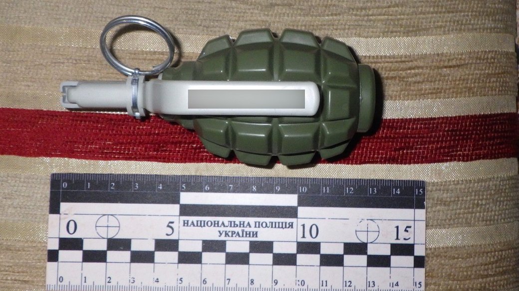 Погрожував дружині та двом дітям гранатою 