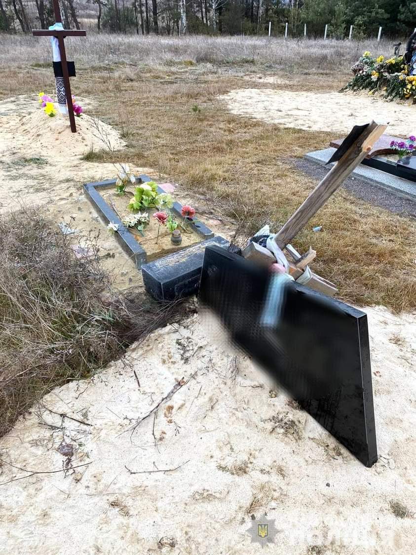 Поліцейські розшукують вандалів, які поглумилися над могилами на Сарненщині