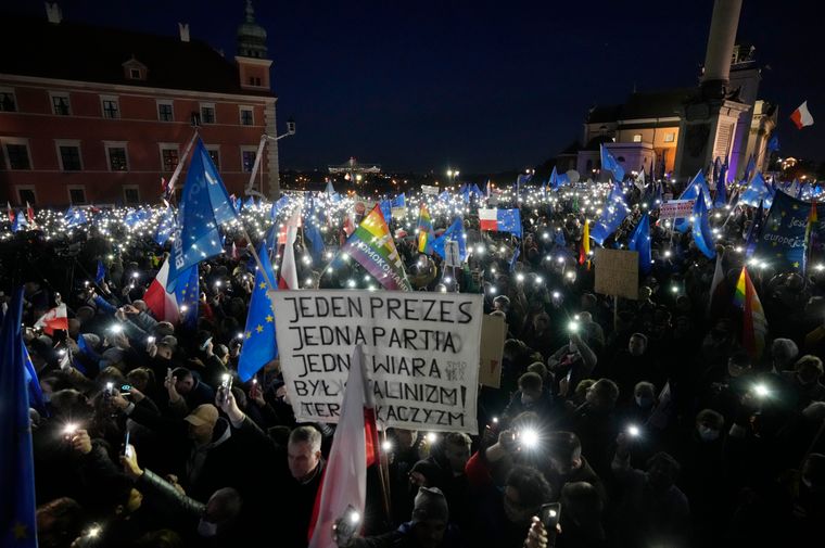 Польщі загрожує вихід з ЄС: люди масово вийшли на вулиці на підтримку членства